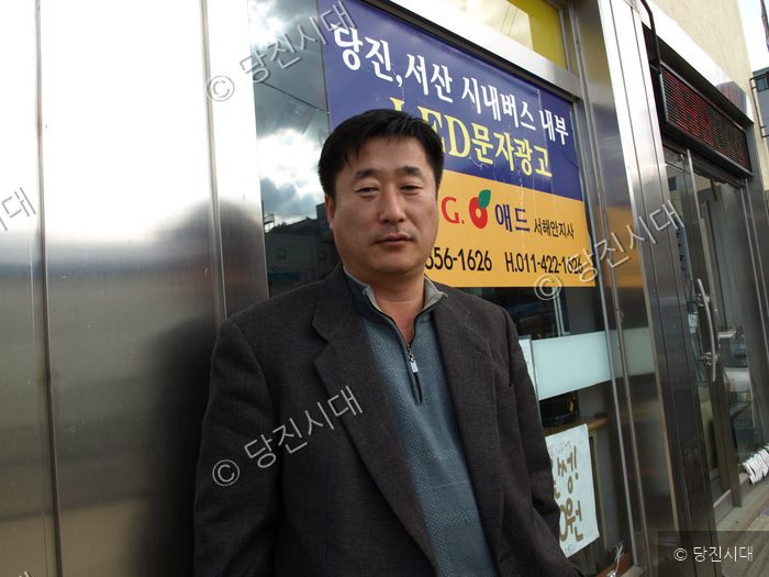 "사진 한 장에 담긴 학창시절의 추억"