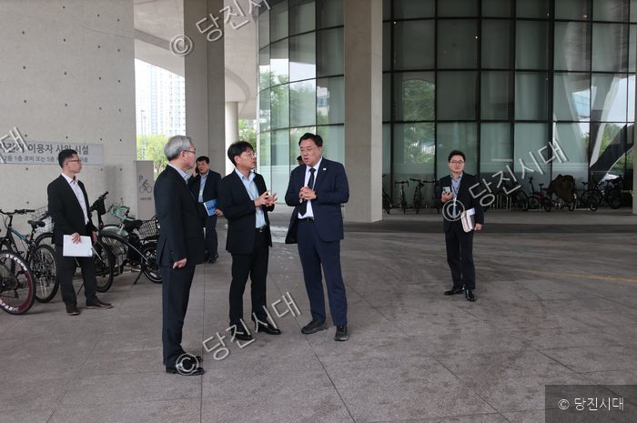 김기재 당진시장이 외부 시설을 방문하여 관계자들과 현안에 대해 논의하고 있다.