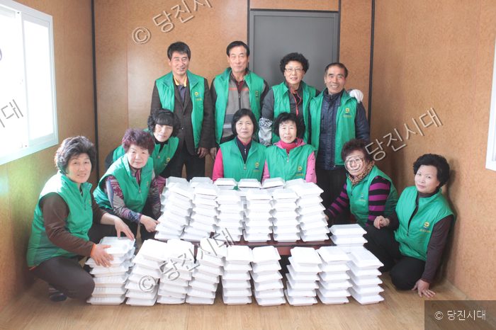 당진3동 주민들이 봉사 활동을 위해 도시락을 만들고 있다.