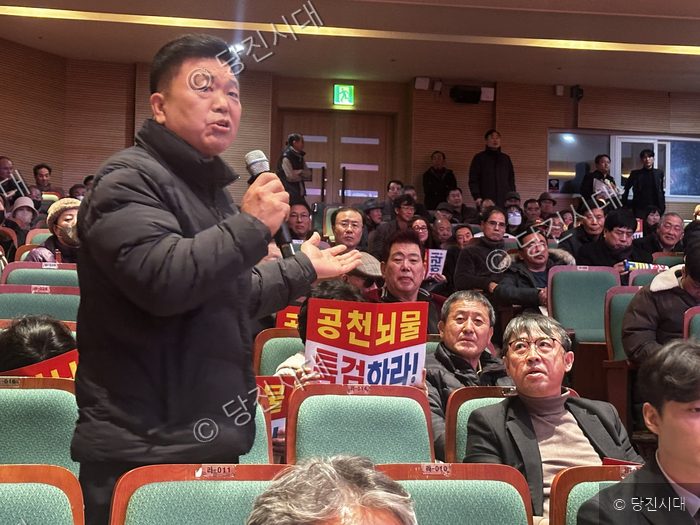 국민의힘 당진당협 전진대회에서 한 당원이 마이크를 잡고 발언하고 있다.