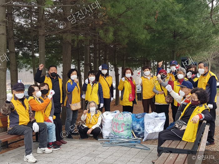노인자원봉사자들이 환경정화 활동 후 기념촬영을 하고 있다.