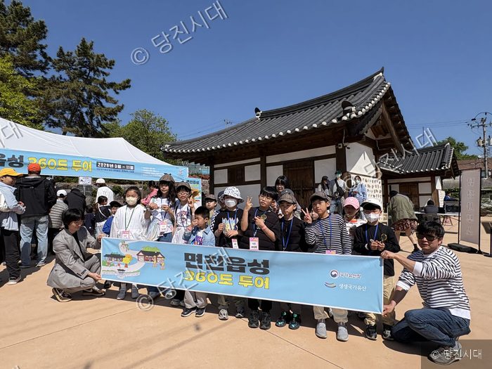 어린이들이 면천읍성에서 360도 투어 행사에 참여하고 있다.