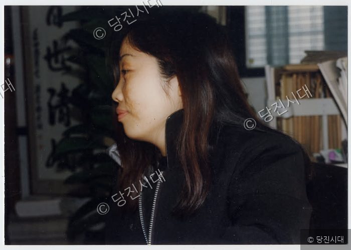 장애인협회 이연숙 간사가 실내에서 업무를 보고 있다.