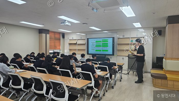 당진중학교 교실에서 송기석 교장 등이 수업을 듣고 있다.