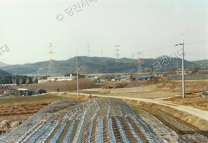 충남 당진의 마을 전경과 송전탑들이 보이고 있다.