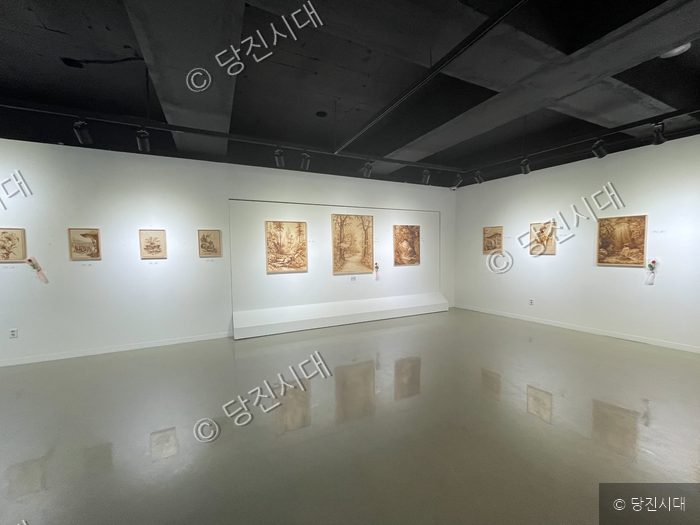 당진 시민들의 작품이 전시된 미술관 내부의 모습이다.