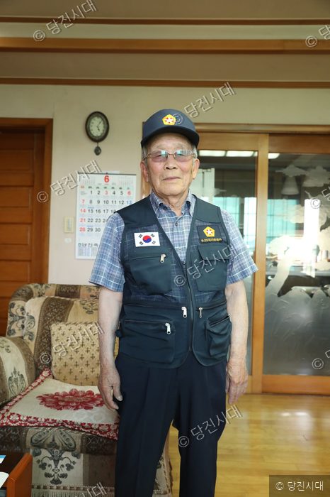 호국보훈의 달을 맞아 박윤식 옹이 기념 복장을 착용하고 포즈를 취하고 있다.
