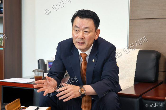 김선호 당진시의회 전반기 의장이 인터뷰를 하고 있다.