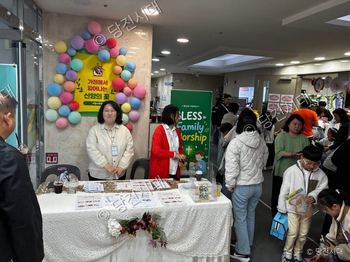 교회 관계자들이 어린이날 나눔 행사를 안내하고 있다.