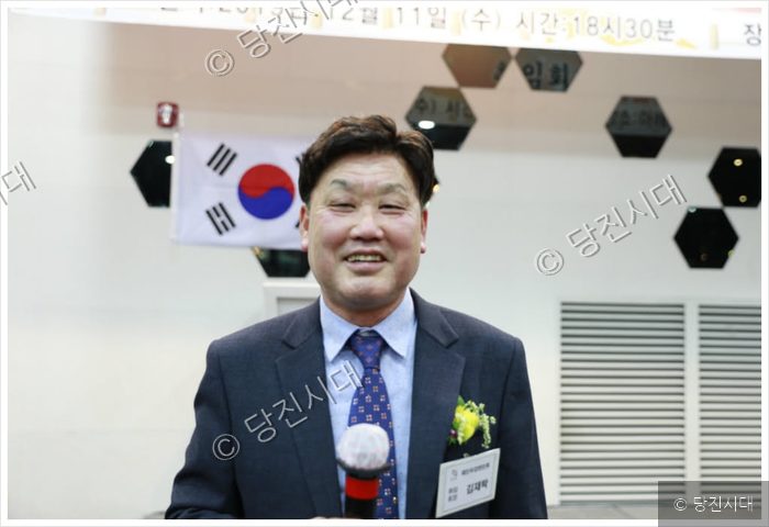 김재탁 회장이 마이크를 들고 소감을 말하고 있다.