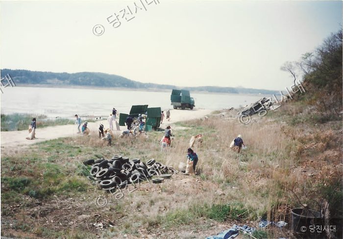 주민들이 바닷가 주변에서 환경 정화 활동을 펼치고 있다.