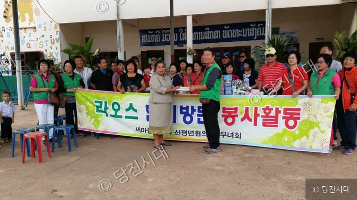 봉사단원들이 라오스에서 봉사활동을 펼치고 있다.