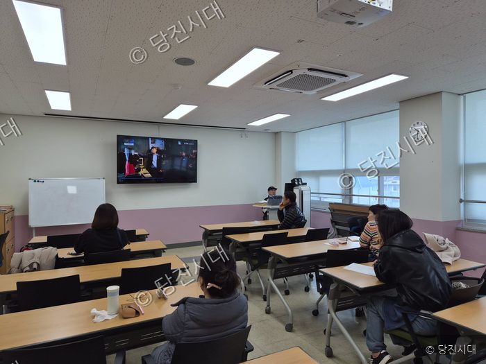 주민들이 강의실에 모여 화면을 보며 교육을 받고 있다.