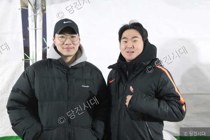 김재완 씨 등이 겨울철 야외에서 인터뷰를 위해 포즈를 취하고 있다.
