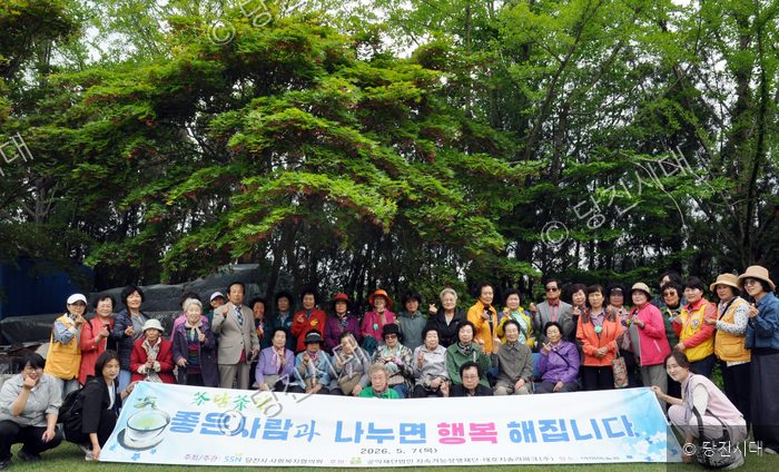 당진시사회복지협의회가 어르신 나들이 행사 '차담차담'을 진행하고 있다.