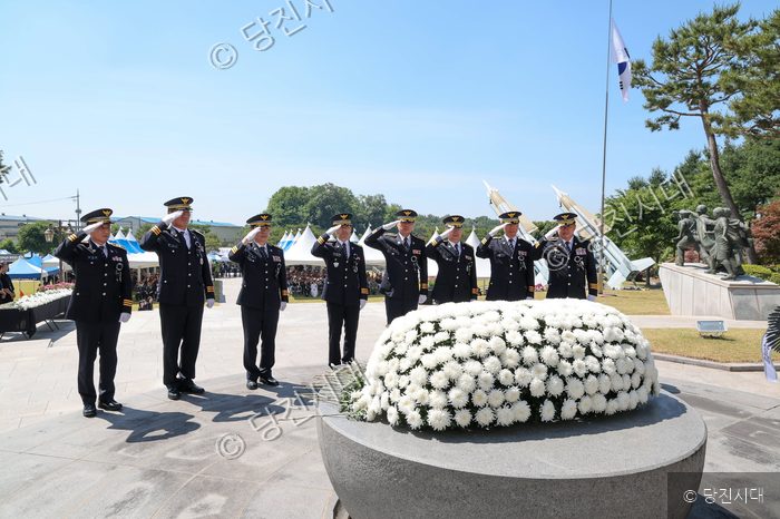 제71회 현충일 추념식에서 황침현 부시장 등이 헌화하고 경례를 하고 있다.