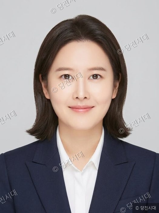 단정한 차림의 홍석현 회장이 정면을 향해 은은한 미소를 짓고 있다.