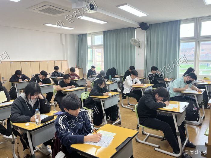 고등학교 교실에서 학생들이 교내상업경진대회 시험을 치르고 있다.