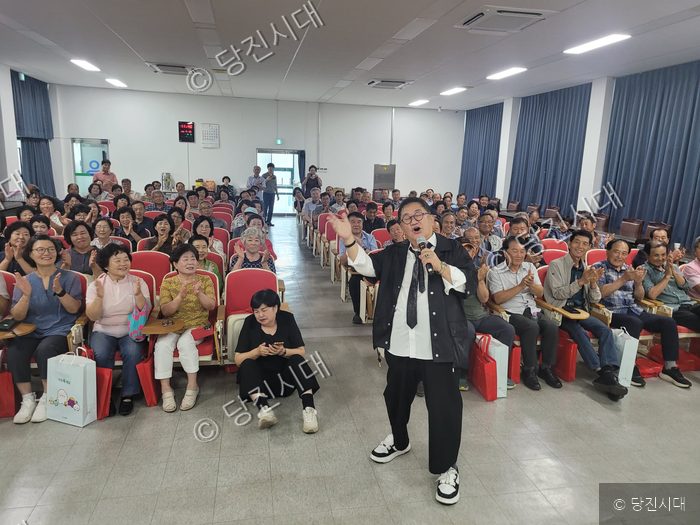 대호지농협 조합원 교육에서 강사가 마이크를 잡고 강연하고 있다.