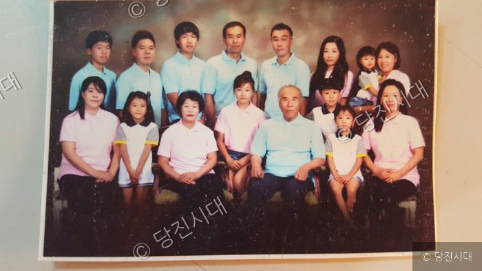 "마을사람들이 열어준 결혼 축하식"