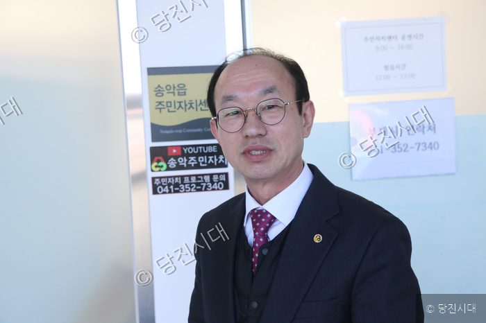 배병찬 당진시주민자치협의회장이 실내에서 포즈를 취하고 있다.