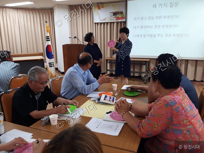 주민들이 강의실에 모여 교육 프로그램에 참여하고 있다.