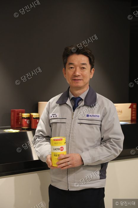 종근당건강(주) 정수철 대표이사가 락토핏 유산균 제품을 들고 포즈를 취하고 있다.