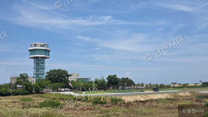 당진 드론센터 전경과 관제탑이 보인다.