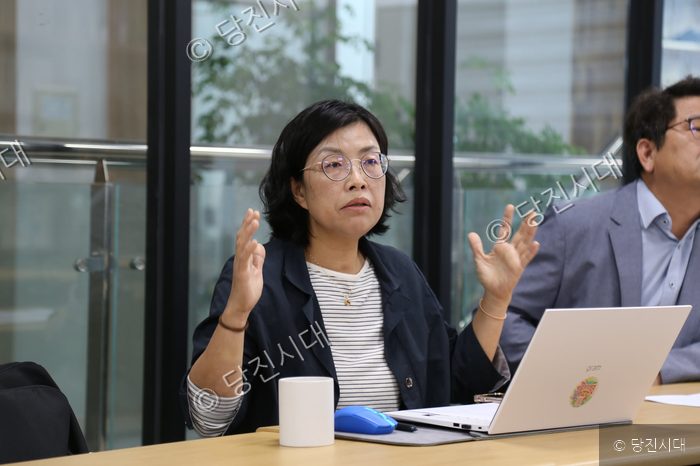 여성 전문가가 좌담회에서 발언하고 있다