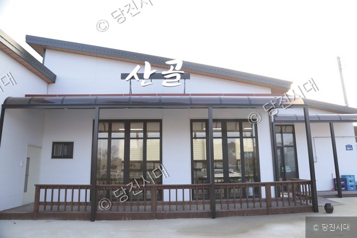 송악읍 봉교리에 위치한 봉학산골추어매운탕 식당의 외관 모습이다.