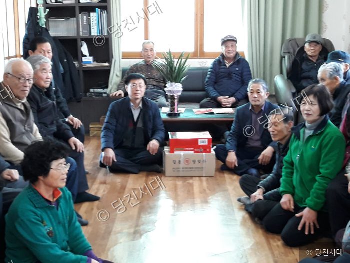 주민들이 모여 앉아 서로 이야기를 나누고 있다.