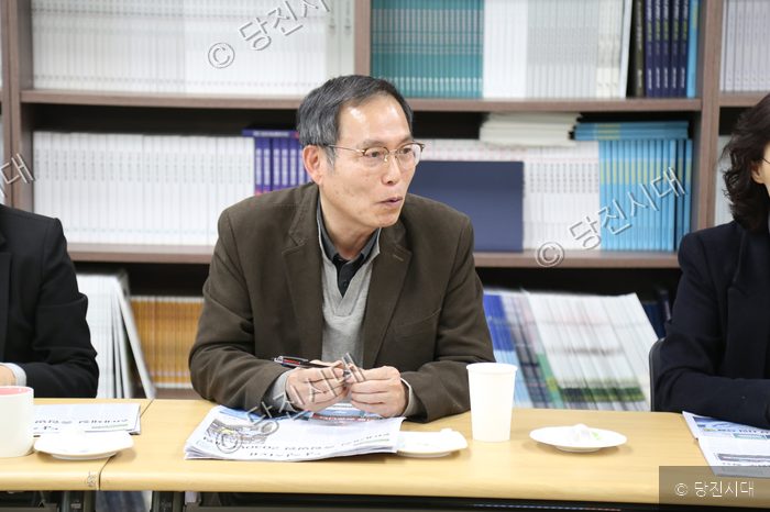 유양희 위원장이 회의 중에 발언을 하고 있다.