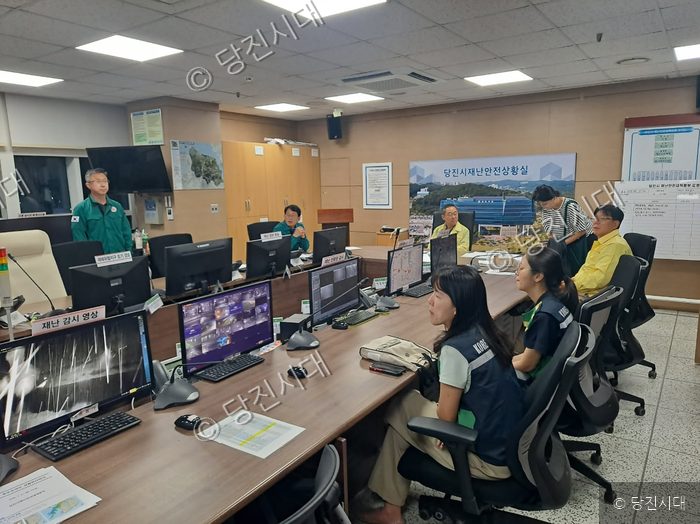 당진시재난안전상황실 관계자들이 재난 대응을 위해 비상 2단계 회의를 진행하고 있다.