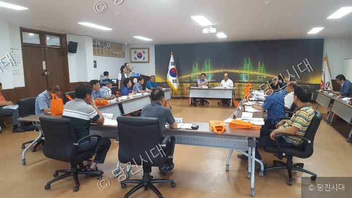 고대면이장단협의회 관계자들이 회의실에 모여 회의를 진행하고 있다.