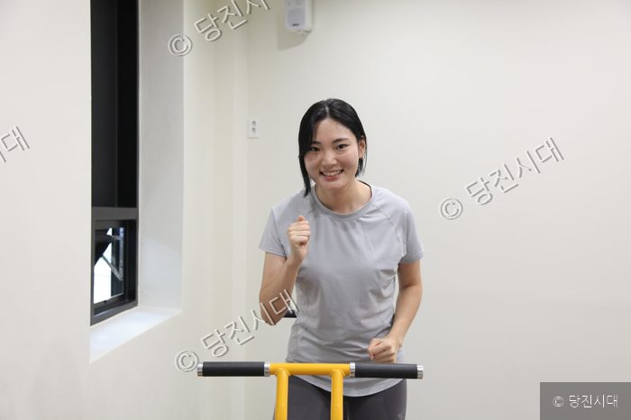 당진시 읍내동의 한 센터에서 뿜점핑 다이어트 대표가 운동 기구를 이용하고 있다.