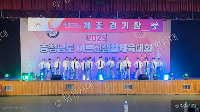 최태선 관장 등이 충청남도 어르신생활체육대회에서 체조 공연을 하고 있다.