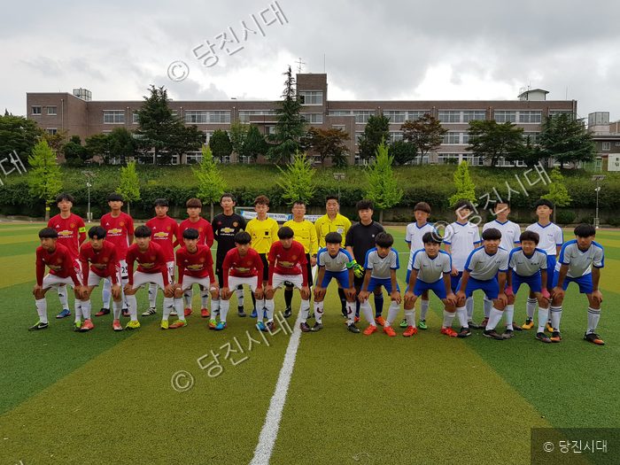 축구 클럽대항전 참가 선수들이 운동장에서 기념 촬영을 하고 있다.