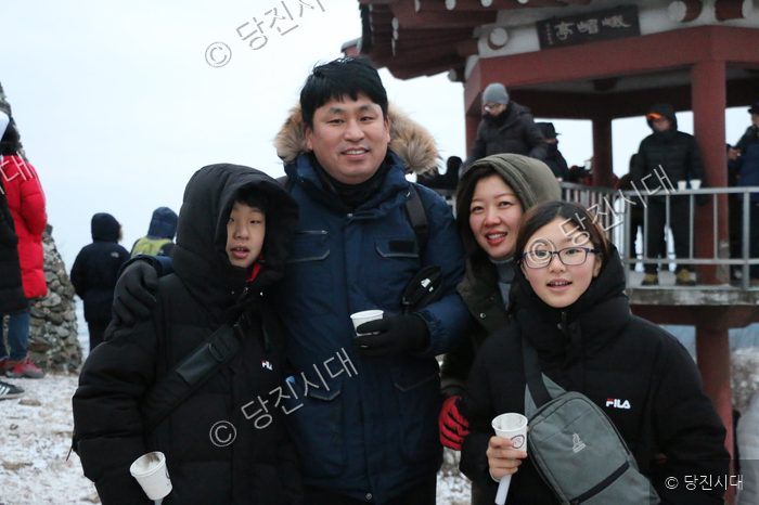 당진 아미산에서 가족이 해맞이를 하며 기념촬영을 하고 있다.