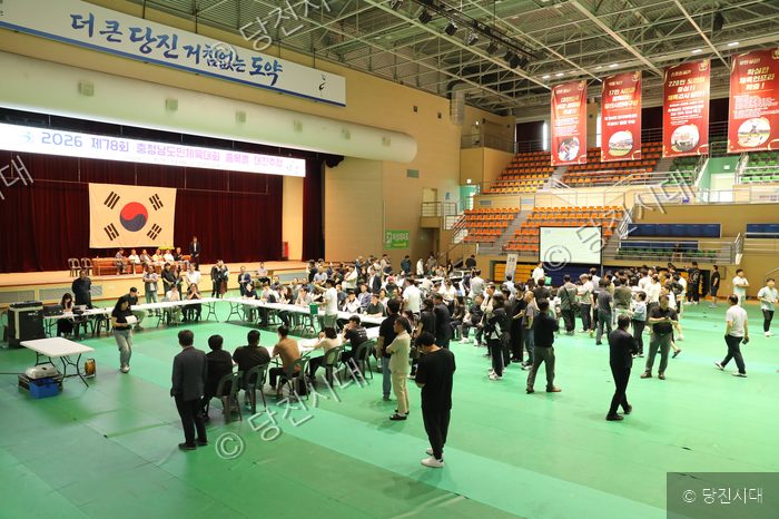 체육관에서 사람들이 도민체전 대진 추첨 행사에 참여하고 있다.