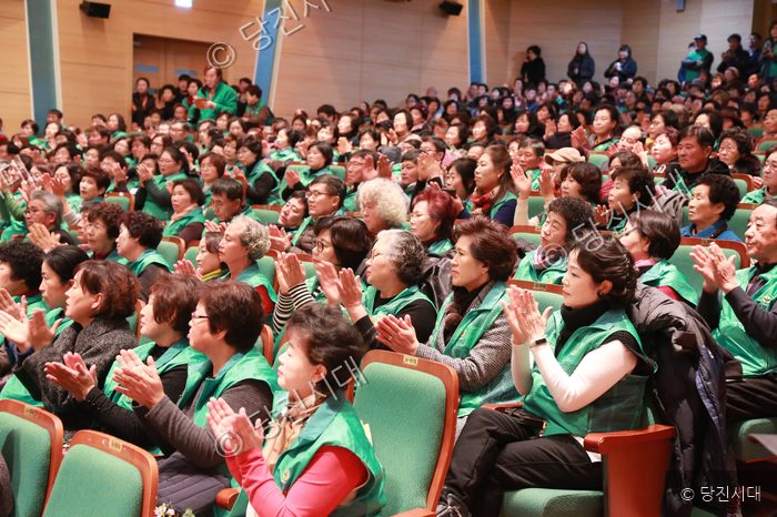 고대면 새마을지도자대회에서 참석자들이 박수를 치고 있다.