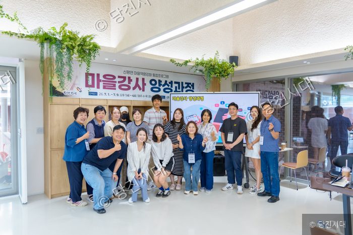 신평면 마을강사 양성과정 교육에 참여한 주민들이 수료 후 기념 촬영을 하고 있다.