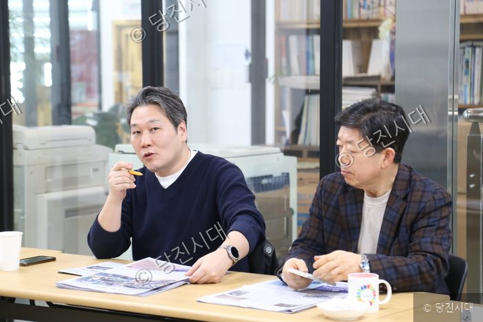 당진시대 편집자문위원회 회의에 참석한 위원들이 의견을 나누고 있다.
