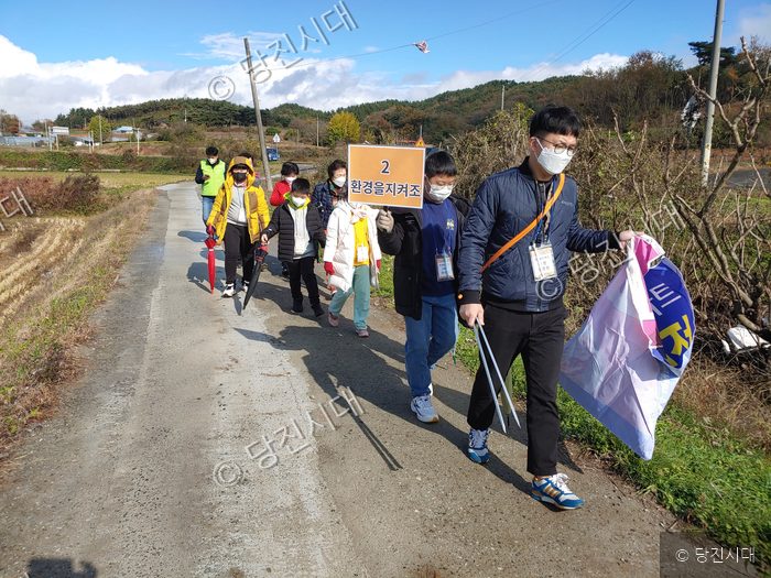대호지면 복지계획단 주민들이 환경정화 활동을 벌이고 있다.