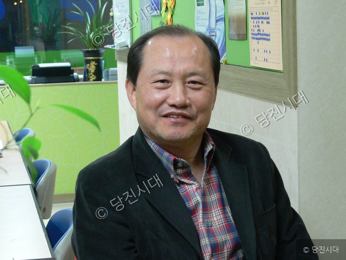 손인관 전 당진수협 상임이사가 인터뷰 중 미소 짓고 있다.
