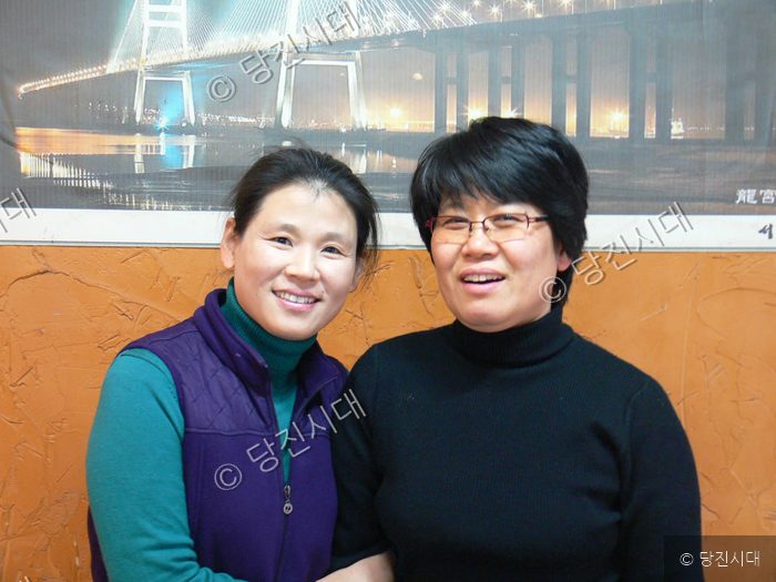 당진의 한 식당에서 두 여성이 밝은 표정으로 포즈를 취하고 있다.