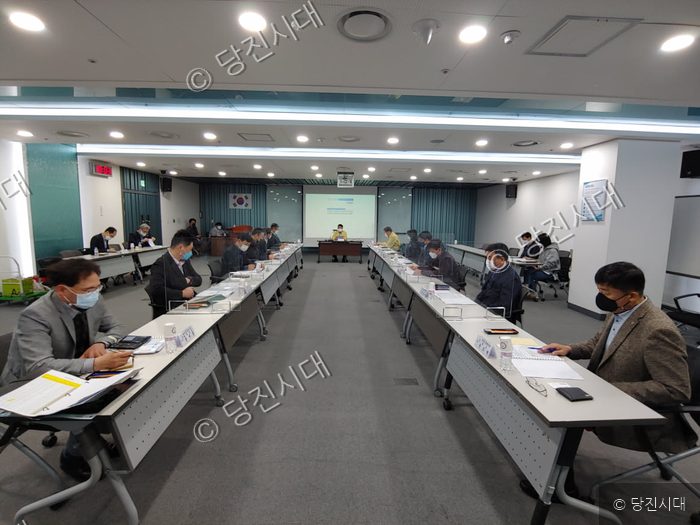 참석자들이 회의실에 모여 지역건설산업 활성화 간담회를 하고 있다.