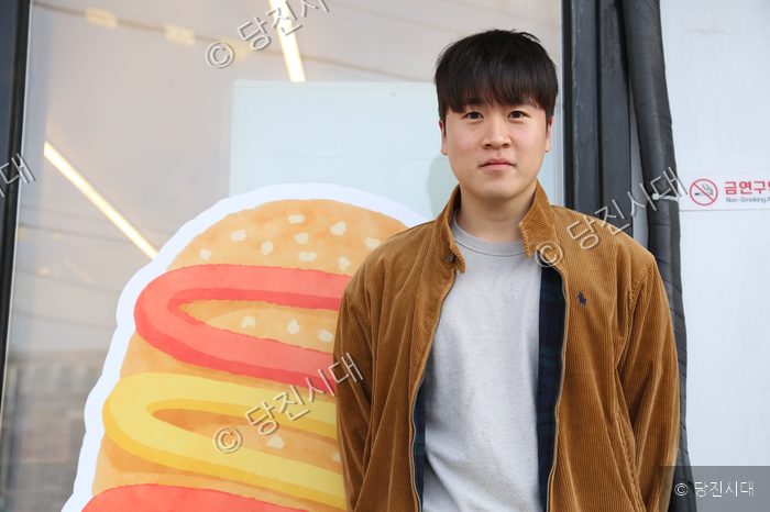 행복한찹쌀꽈배기 당진점 한규현 대표가 매장 앞에서 포즈를 취하고 있다.