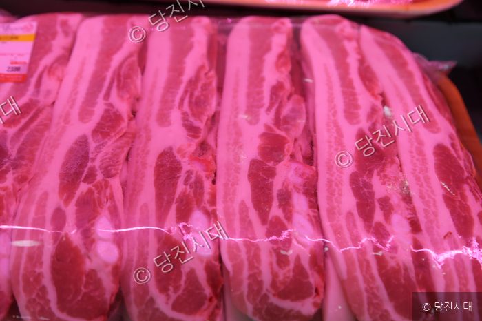 포장된 신선한 돼지고기 삼겹살이 진열되어 있다.