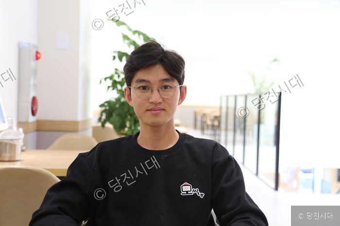 길몽가 모윤식 대표가 실내에서 미소 지으며 포즈를 취하고 있다.