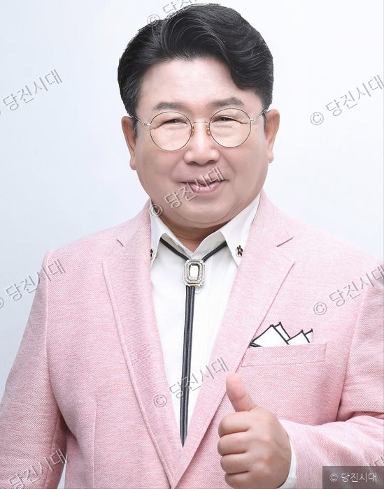 가수 조환이 밝은 표정으로 엄지손가락을 치켜세우고 있다.
